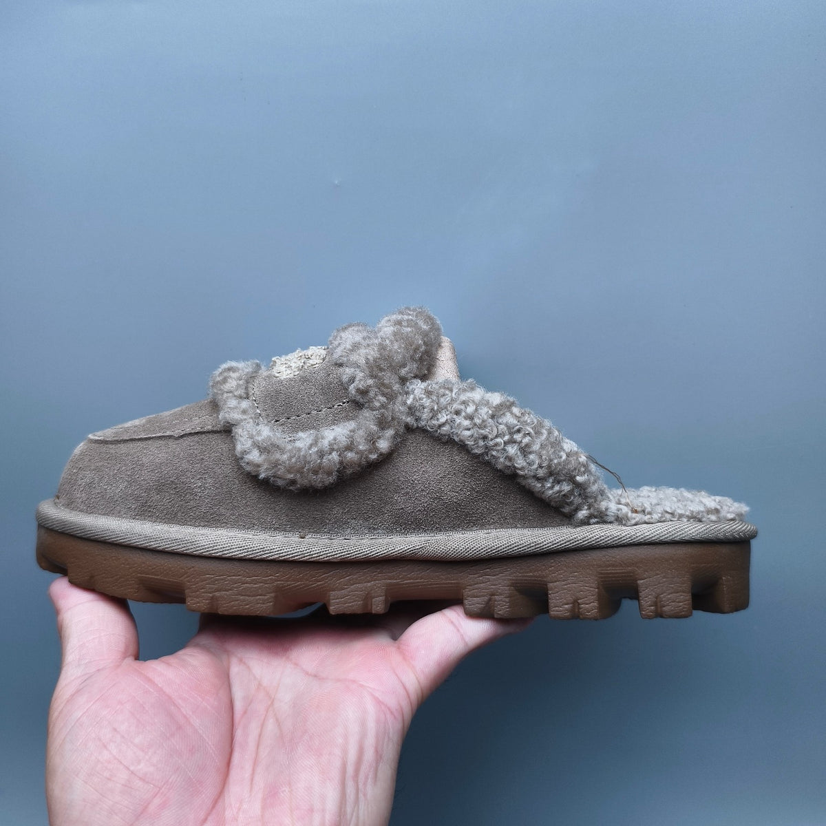 Antelope Brown Curly-Texture Logo Slippers | 1206